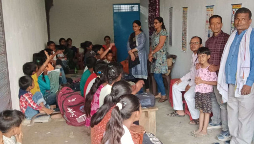 स्लम बस्ती के बच्चों के लिए पहल, पाठशाला में पंखा और राहत सामग्री का वितरण