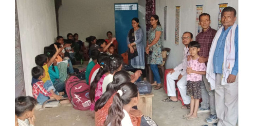 स्लम बस्ती के बच्चों के लिए पहल, पाठशाला में पंखा और राहत सामग्री का वितरण