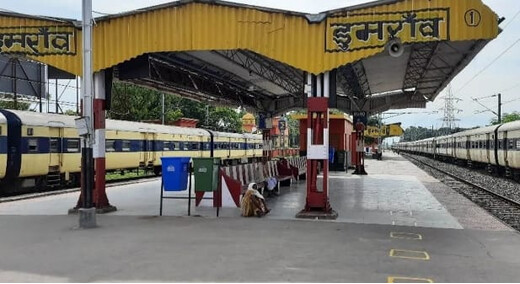 बक्सर का डुमरांव रेलवे स्टेशन बना शराब तस्करी का अड्डा, ट्रेनों से उतारी जाती है अवैध शराब 