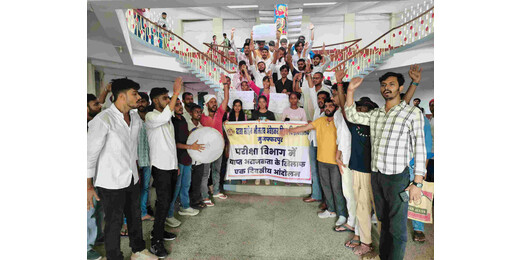 BRABU की अव्यवस्था के खिलाफ छात्रों का प्रदर्शन, कुलपति को सौंपा पांच सूत्री मांग पत्र