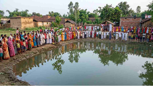 पर्व के गीतों के बीच गूंजीं चीखें : करमा-धरमा स्नान के दौरान पोखर में डूबे 6 बच्चे, गांव में पसरा मातम