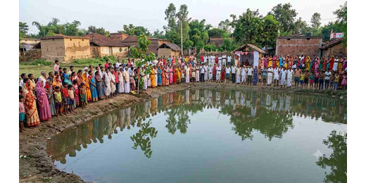 पर्व के गीतों के बीच गूंजीं चीखें : करमा-धरमा स्नान के दौरान पोखर में डूबे 6 बच्चे, गांव में पसरा मातम