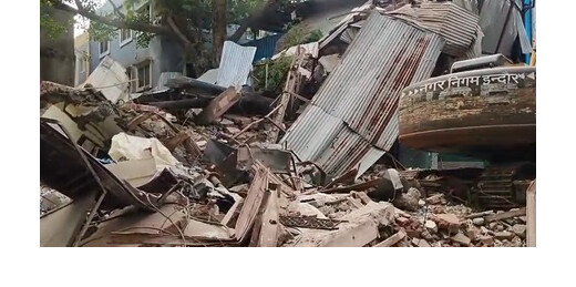इंदौर : तीन मंजिला इमारत ढहने से दो की मौत, दर्जनभर घायल