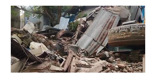 इंदौर : तीन मंजिला इमारत ढहने से दो की मौत, दर्जनभर घायल