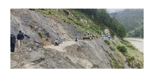 नेताला के पास भूस्खलन से उत्तरकाशी-गंगनानी मार्ग बंद, सैकड़ों यात्री फंसे