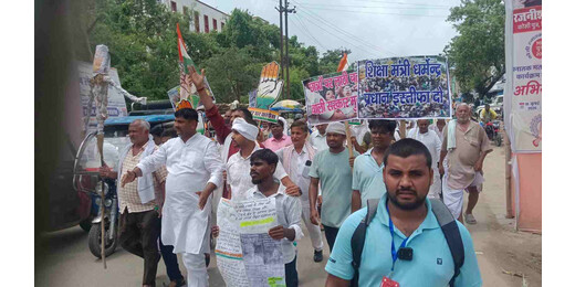 छात्रों पर लाठीचार्ज के विरोध में कांग्रेस का आक्रोश मार्च, पीएम का फूंका पुतला
