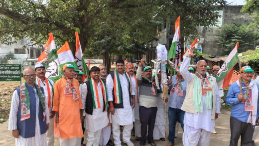 कांग्रेस ने अडानी पर कार्रवाई की मांग को लेकर पीएम का पुतला फूंका