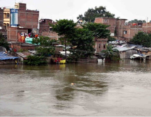 मुजफ्फरपुर में बूढ़ी गंडक का जलस्तर उफान पर, 500 झोपड़ियों में घुसा पानी 