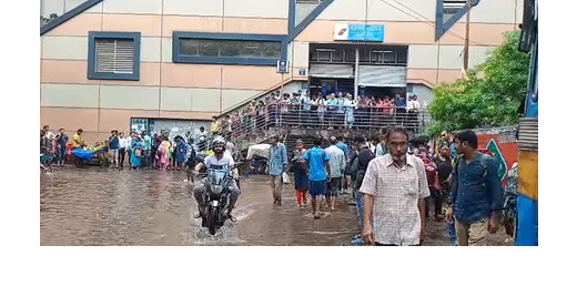 भारी बारिश से जलमग्न हुआ कोलकाता, ठप हुआ यातायात और शिक्षा व्यवस्था