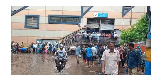 भारी बारिश से जलमग्न हुआ कोलकाता, ठप हुआ यातायात और शिक्षा व्यवस्था