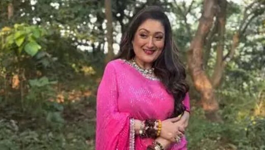सलमान खान से मिलने पहुंचीं सुनीता आहूजा, गुलाबी साड़ी में दिखी बेहद खूबसूरत 