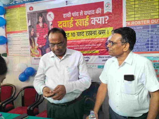 सर्वजन दवा सेवन अभियान की शुरुआत, जिलाधिकारी ने खुद खाकर दी मिसाल