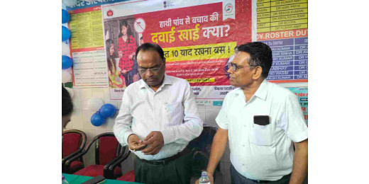 सर्वजन दवा सेवन अभियान की शुरुआत, जिलाधिकारी ने खुद खाकर दी मिसाल