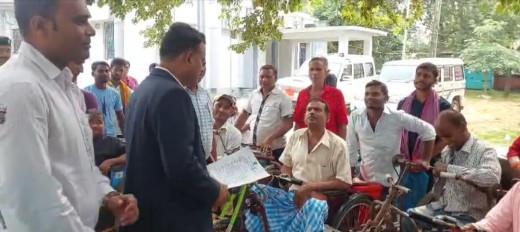 दिव्यांग संघ ने डीएम से किया समस्या समाधान की मांग, मजदूर की श्रेणी में नहीं ला सकते दिव्यांगों को