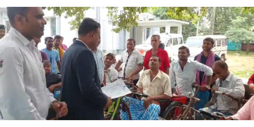 दिव्यांग संघ ने डीएम से किया समस्या समाधान की मांग, मजदूर की श्रेणी में नहीं ला सकते दिव्यांगों को
