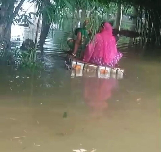 बाढ़ में घिरा अमहरा पंचायत : नाव के बजाय टीन के डब्बों पर जिंदगी, प्रशासन बेखबर