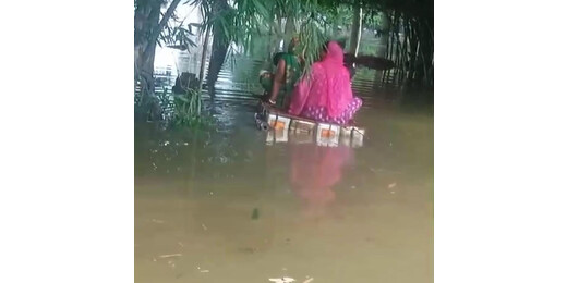 बाढ़ में घिरा अमहरा पंचायत : नाव के बजाय टीन के डब्बों पर जिंदगी, प्रशासन बेखबर