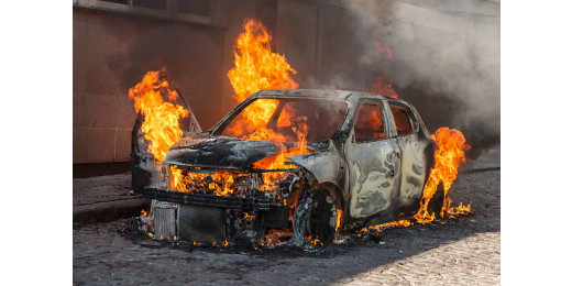 आमगोला में बारात में पटाखा फोड़ने के दौरान कार में लगी आग
