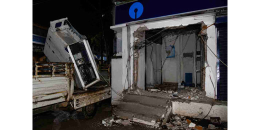 वैशाली में फिल्मी अंदाज में एटीएम चोरी, सीसीटीवी निष्क्रिय कर मशीन ले उड़े अपराधी