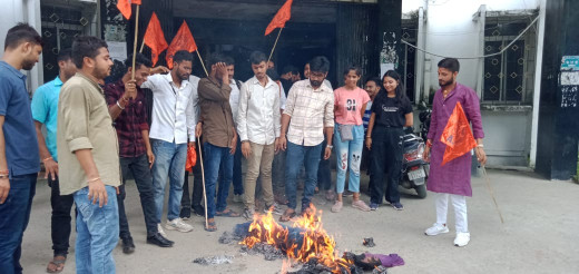 एबीवीपी द्वारा किया गया कुलपति का पुतला दहन, भ्रष्टाचार का आरोप