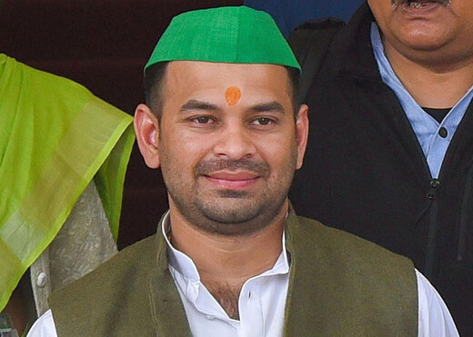 पेपर लीक के विरोध में पटना में प्रदर्शन तेज, तेज प्रताप यादव को पुलिस ने लिया हिरासत में
