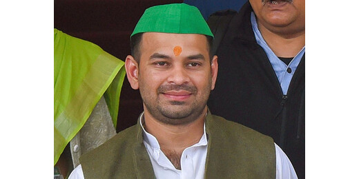पेपर लीक के विरोध में पटना में प्रदर्शन तेज, तेज प्रताप यादव को पुलिस ने लिया हिरासत में