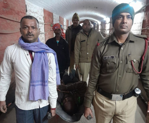 किऊल रेलवे स्टेशन पर ट्रेन चढ़ने के प्रयास में यात्री घायल