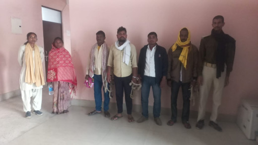 महिला समेत दो तस्कर व तीन शराबी धराया