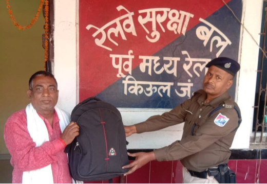 किऊल रेलवे स्टेशन पर यात्री का खोया बैग किया गया सुपुर्द 