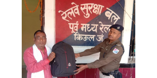 किऊल रेलवे स्टेशन पर यात्री का खोया बैग किया गया सुपुर्द