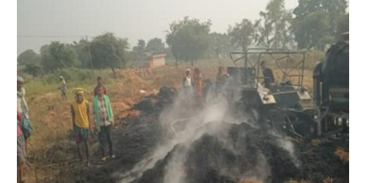 ट्रैक्टर के इंजन से निकली चिंगारी से थ्रेसर मशीन के साथ सैकड़ों बोझा धान जलकर हुआ राख