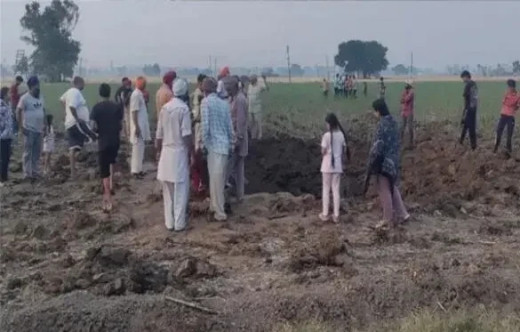 फगवाड़ा के गांव में ज्यादा क्षमता वाली मिसाईल गिरने से बना 10 फुट गहरा गड्ढा, खेत में लगी आग