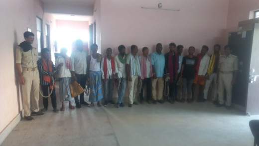 बाइक सवार दो शराब तस्कर गिरफ्तार, 12 शराबी पकड़ाये 