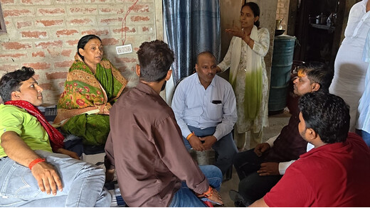 भरत भूषण तिवारी के परिजनों से मिले मानवाधिकार अधिवक्ता एस.के. झा, आयोग में चल रही सुनवाई की दी जानकारी