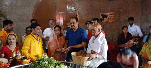 मुंगेर के कमिश्नर ने अशोक धाम में सपरिवार की पूजा-अर्चना, ट्रस्ट की व्यवस्थाओं को सराहा
