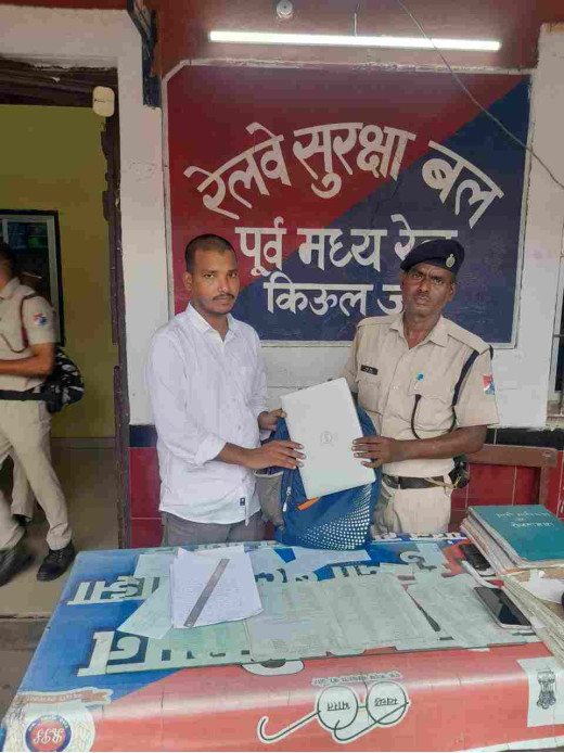 ऑपरेशन अमानत के तहत यात्री का छूटा हुआ लैपटॉप किया वापस