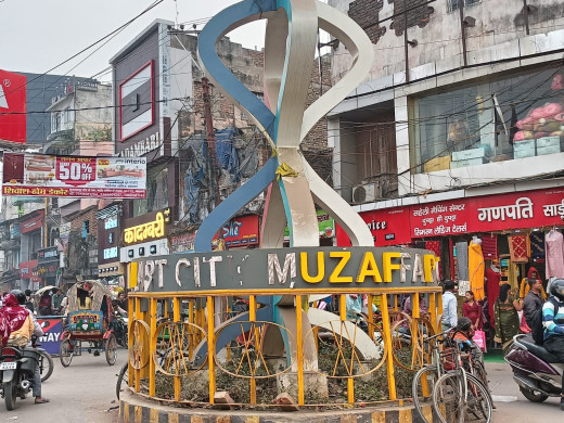 स्मार्ट सिटी प्रोजेक्ट के तहत बने गोलंबर की बिगड़ी तस्वीर 