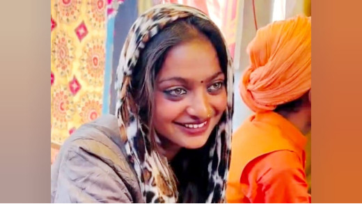 मोनालिसा के टेंट में जबरदस्ती घुसे युवक, फिर की ऐसी हरकतें