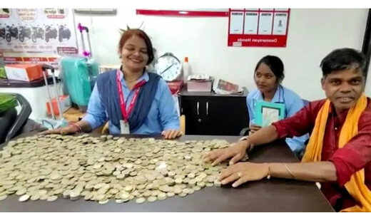 किसान शोरूम में स्कूटी खरीदने चालीस हजार रुपए के सिक्के लेकर पहुंचा , शोरूम मालिक की भर आई आंखें