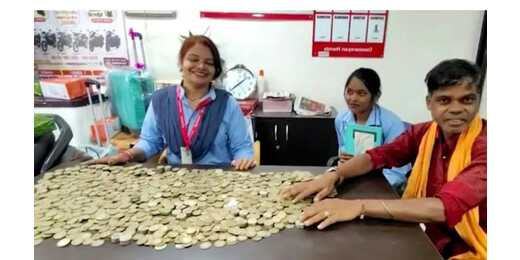 किसान शोरूम में स्कूटी खरीदने चालीस हजार रुपए के सिक्के लेकर पहुंचा , शोरूम मालिक की भर आई आंखें