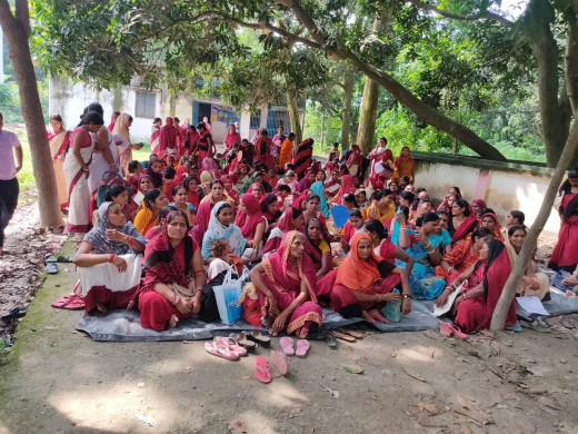 कटरा प्रखंड मुख्यालय पर आंगनबाड़ी सेविका-सहायिकाओं का धरना प्रदर्शन