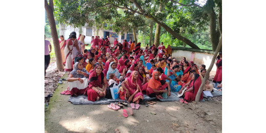 कटरा प्रखंड मुख्यालय पर आंगनबाड़ी सेविका-सहायिकाओं का धरना प्रदर्शन