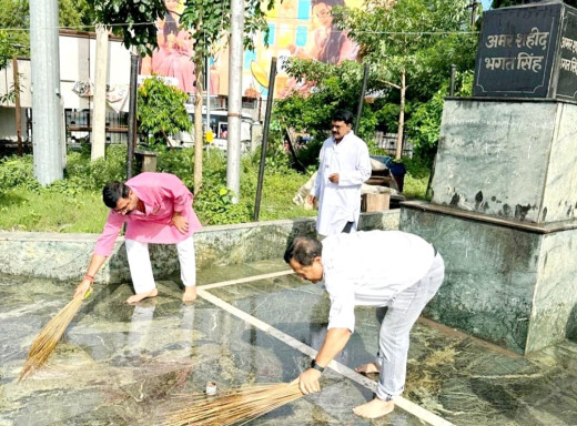 भाजपा जिलाध्यक्ष ने स्वच्छता पखवाड़ा के तहत मुजफ्फरपुर के कई स्मारकों की सफाई की