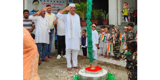 पूर्व मंत्री और भाजपा के वरिष्ठ नेता अजीत कुमार फहराया तिरंगा