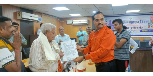 80 वर्ष से अधिक उम्र के मतदाताओं का जिलाधिकारी ने किया सम्मान