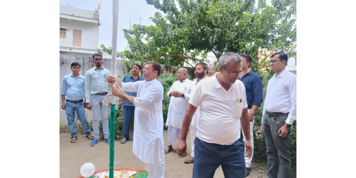 सिद्धेश्वर फाउंडेशन में फहराया गया तिरंगा, भारत माता की जय से गूंजा परिसर