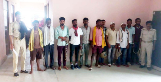अवैध महुआ चुलाई शराब बरामद, एक तस्कर सहित 10 शराबी गिरफ्तार 