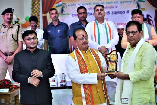 स्वतंत्रता दिवस के अवसर पर साहित्यकार डॉ. संजय पंकज को उपमुख्यमंत्री ने किया सम्मानित