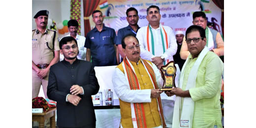स्वतंत्रता दिवस के अवसर पर साहित्यकार डॉ. संजय पंकज को उपमुख्यमंत्री ने किया सम्मानित