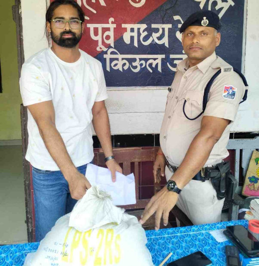 ऑपरेशन अमानत के तहत किऊल स्टेशन पर यात्री का छूटा सामान लौटाया